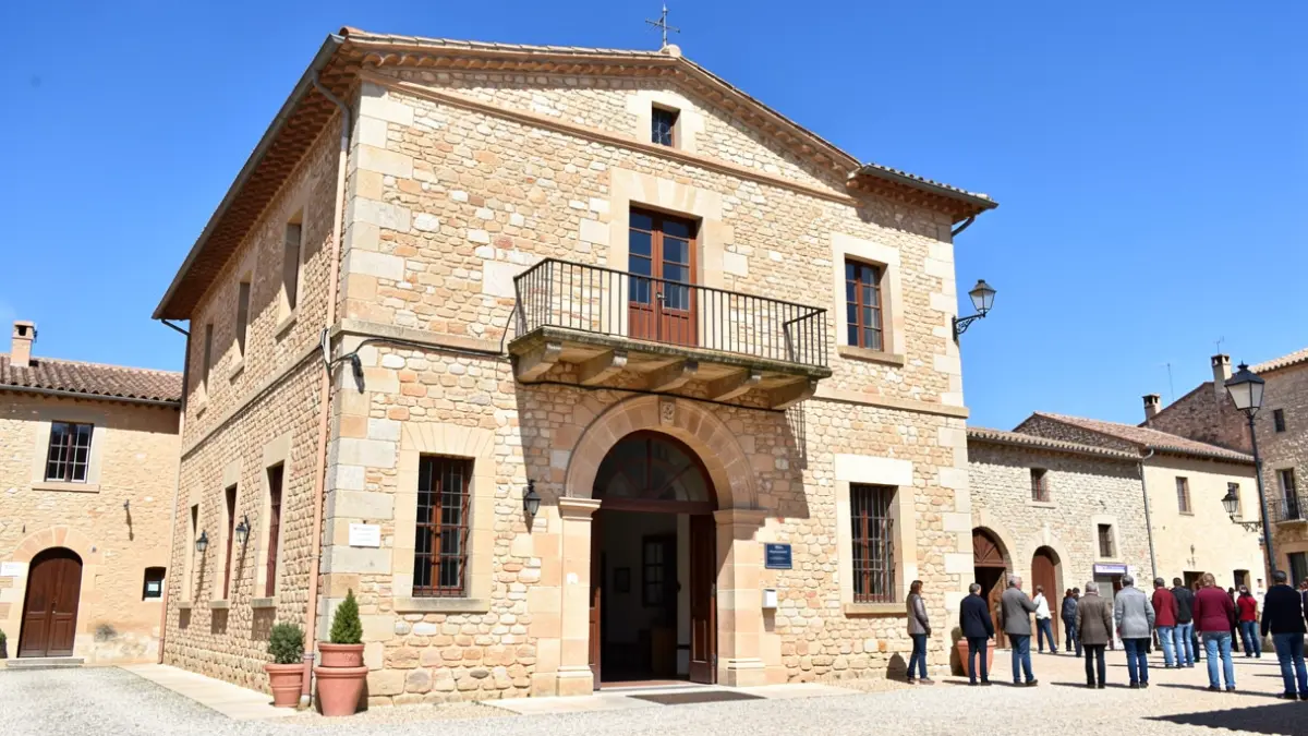 Facade of the Péchabou town hall, a stone building typical of the Occitanie region.