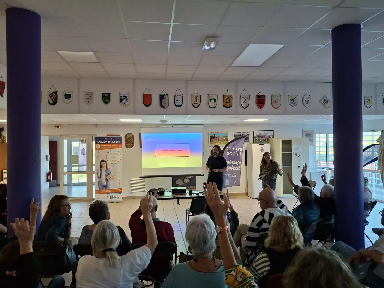 Pézenas : Jeunes et seniors échangent sur les médias et les réseaux sociaux