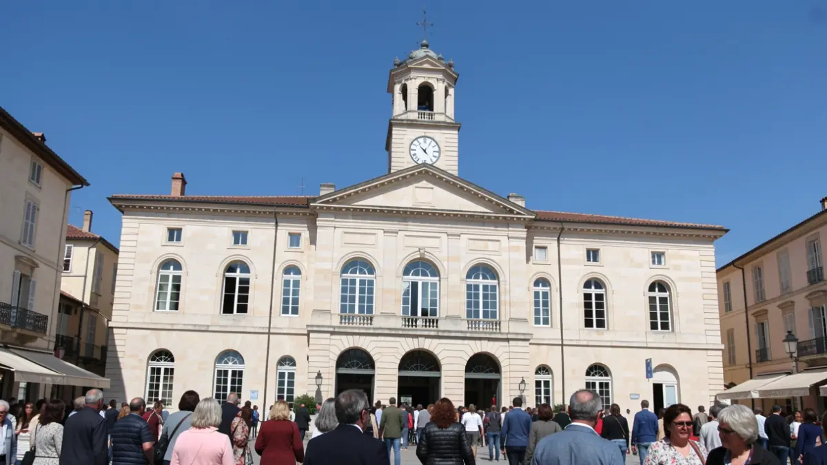 Generic image of the facade of a municipal building in the South of France.