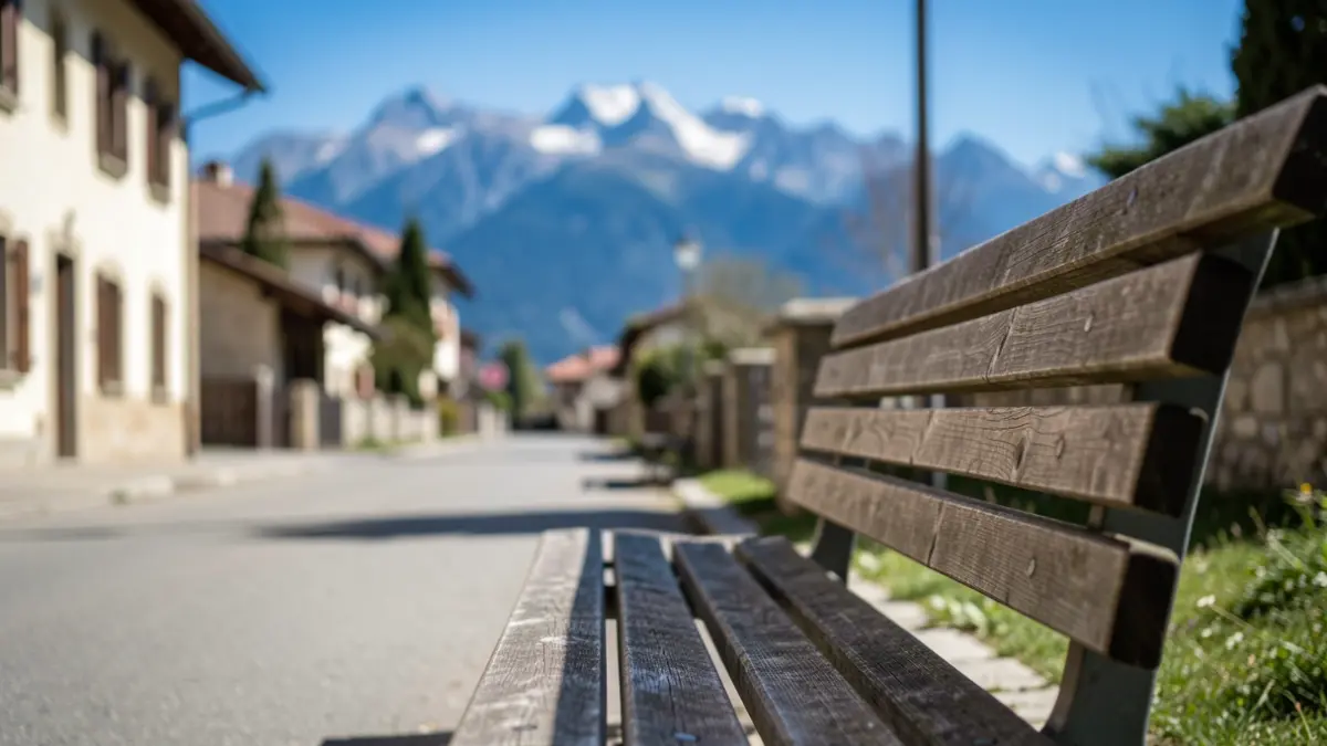 Banc pour randonneurs sur l'avenue Fernand-Loubet à Saint-Girons, avec les Pyrénées en arrière-plan.